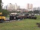 Carreta tomba em acesso a uma das principais vias de SP