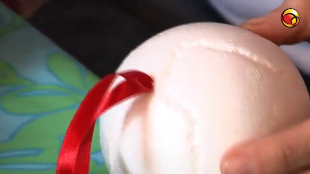 Vídeo: Invente a sua bola de Natal com isopor e retalhos coloridos - - UOL  Esporte
