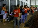 Professores em greve invadem sede do governo do DF