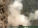 Explosivos são usados para liberar estrada no Tibete