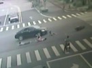 Carro atinge moto com cinco passageiros na China
