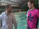 Mesmo com vantagem, Victor Sarro perde feio na natação