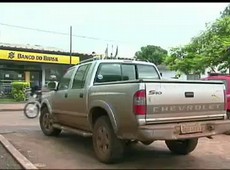 Assaltantes armados fazem 12 reféns em agência bancária no P
