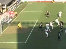 Impedido, Paulinho marca e arbitro anula gol em clássico Impedido, Paulinho marca e arbitro anula gol em clássico