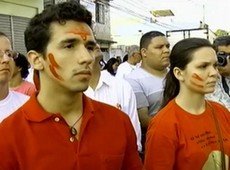 Manifestantes pedem paz após chacina de seis jovens no Rio