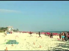 Flamengo treina na praia do Rio de Janeiro