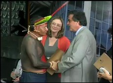 Ministro da Justiça dança com caciques no dia do índio
