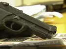 Menores usam arma de brinquedo para roubar carro