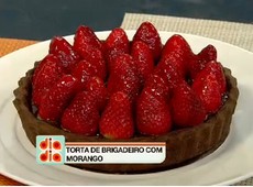 Aprenda a preparar uma Torta de Brigadeiro com Morango