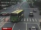 Pai e filho em perseguição e colisão de carros na China