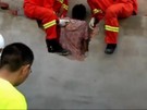 Chinesa fica presa no vão entre dois muros por sete horas
