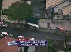 Carro capota com chuva fina em São Paulo