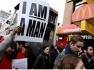 Grevistas de McDonald's e Burger King querem dobrar salário