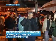 Polícia retira professores à força de secretaria