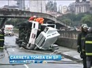 Carreta tomba e motorista fica ferido em SP