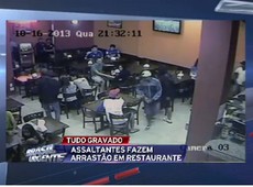 Homens invadem restaurante e fazem arrastão
