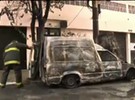 Carro incendiado bloqueia faixa na Alameda Glete