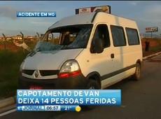 Capotamento de van deixa 14 pessoas feridas