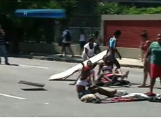 Moradores de comunidade interditam avenida