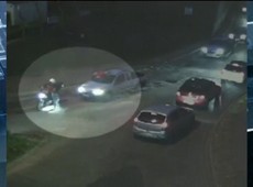 Ciclista é atropelado e fica preso ao carro