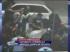 Ciclista é atropelado e fica preso em carro