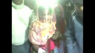 Jovem recebe pena de estupro coletivo em aldeia na Ãndia - TV UOL