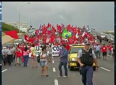 MST entra em confronto com PM em ato no DF
