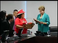 Dilma recebe representantes do MST