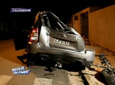 Assaltantes fogem de polícia e capotam carro