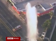 Hidrante estoura e cria 'gêiser urbano' em Los Angeles