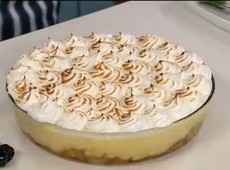 Torta de Banana com Creme de Suspiro