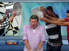 Neto aceita desafio e toma banho gelado