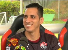 BEC conversa com o goleiro Gatito do Vitória