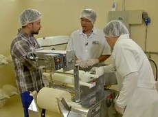 Érico Aires visita fábrica de macarrão lámen