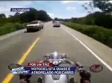 Motociclista quase é atropelado por carro desgovernado