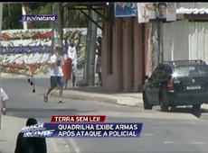 Traficantes mostram armas e granada durante operação da PM
