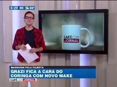 Grazi é maquiada pela filha