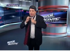 Datena derruba café e troca gravata ao vivo
