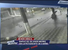 Carro capota e jovem de 22 anos é arremessado