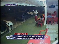Funcionário reage a assalto e escapa de tiros
