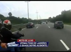 Motociclista quase se acidenta para fugir de ladrões