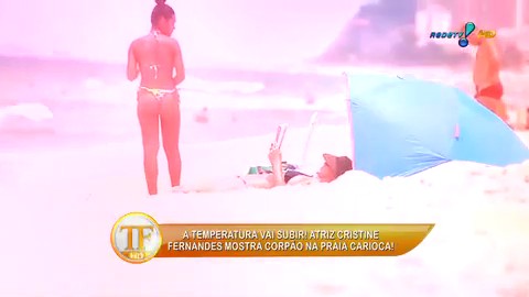 Christine Fernandes se incomoda com os paparazzi em dia de praia