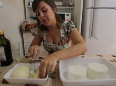 Reprter faz duas receitas de queijo em casa; confira o vdeo