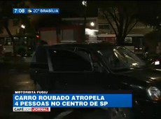 Carro roubado atropela 4 pessoas no centro de SP
