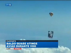 Balão quase atinge avião durante voo