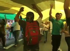 Manifestantes levam bandeirão para a Avenida Paulista
