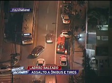 Dois suspeitos tentam assaltar um ônibus