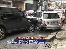Criminosos em fuga batem em carro de luxo