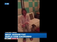 Mick Jagger canta com cachorro
