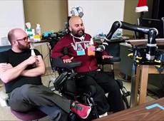 Tetraplégico mexe braço robótico com o poder da mente